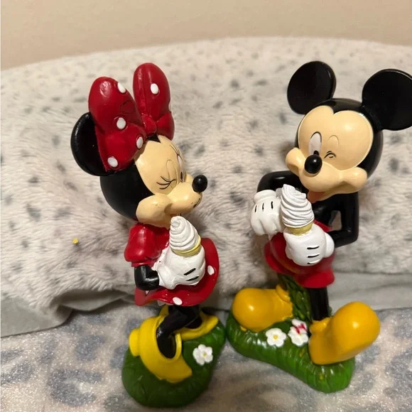 Disney CollectiblesMickey and Minnie Mouse Figurines - Red and Yellow size 8
